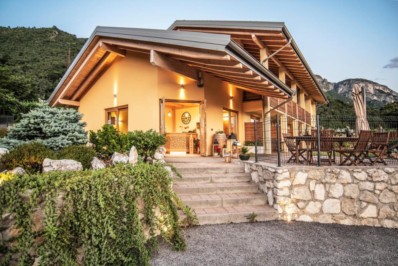 Agriturismo Al Maniero เตรนโต ภายนอก รูปภาพ